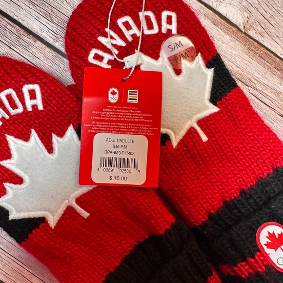 🇨🇦 NWT Hudson’s Bay x Team Canada Red Mittens (S/M) – Olympic Edition - Picture 8 of 8